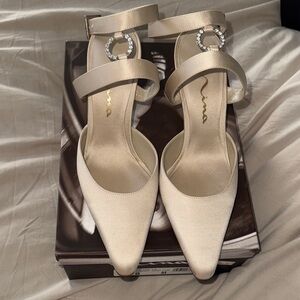 Nina Sateen Powder Sand Vintage Heels. Women’s size 8 👡👡